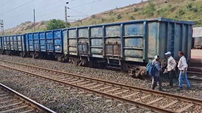 BIG BREAKING: करगी रोड स्टेशन पर मालगाड़ी के 5 डिब्बे बेपटरी,बड़ा रेल हादसा टला,देखें VIDEO....