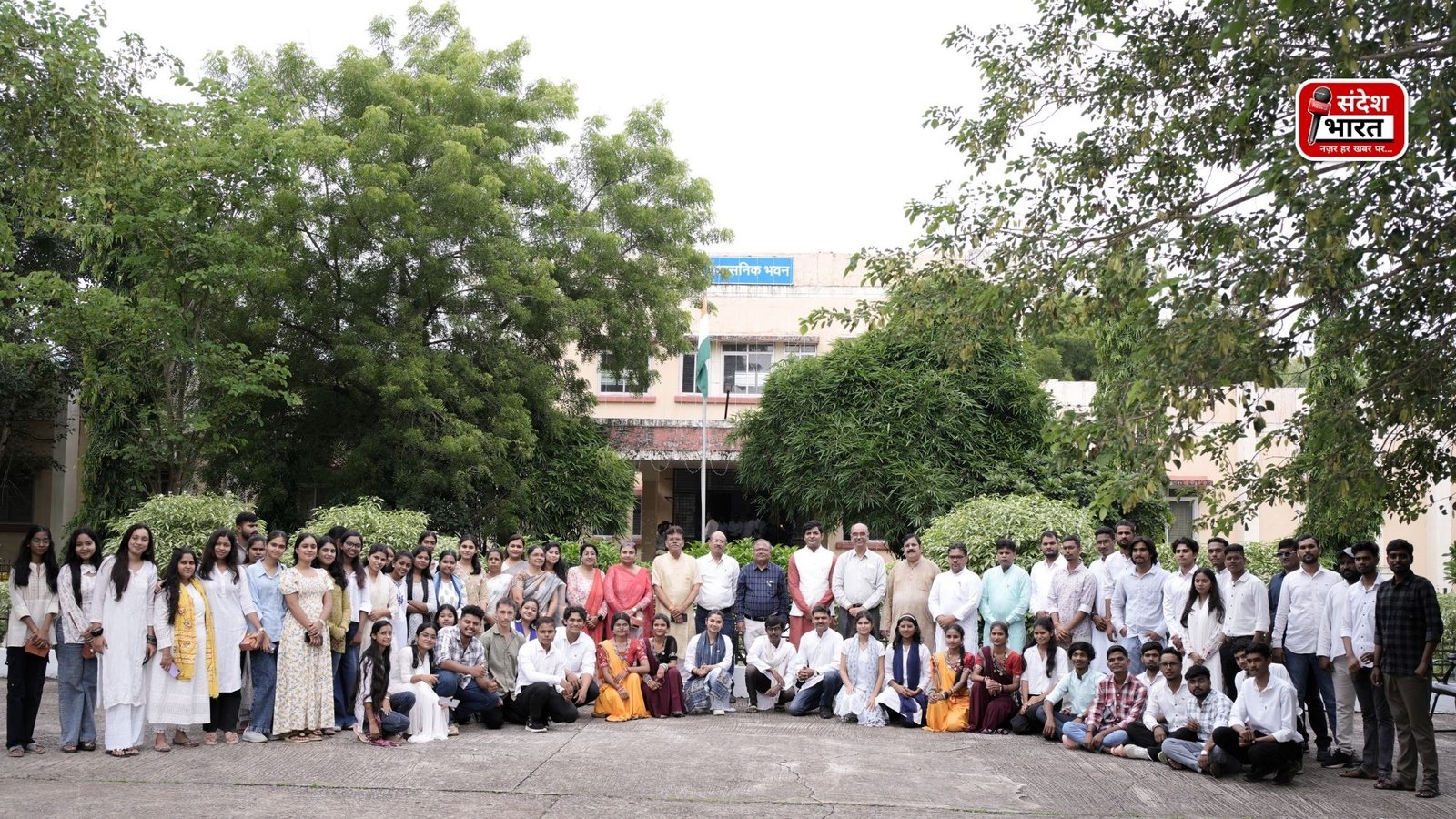 स्वतंत्रता दिवस और कुशाभाऊ ठाकरे जयंती पर विश्वविद्यालय में भव्य आयोजन, नुक्कड़ नाटक ने दिया ‘नशा मुक्त युवा, नशा मुक्त भारत’ का संदेश
