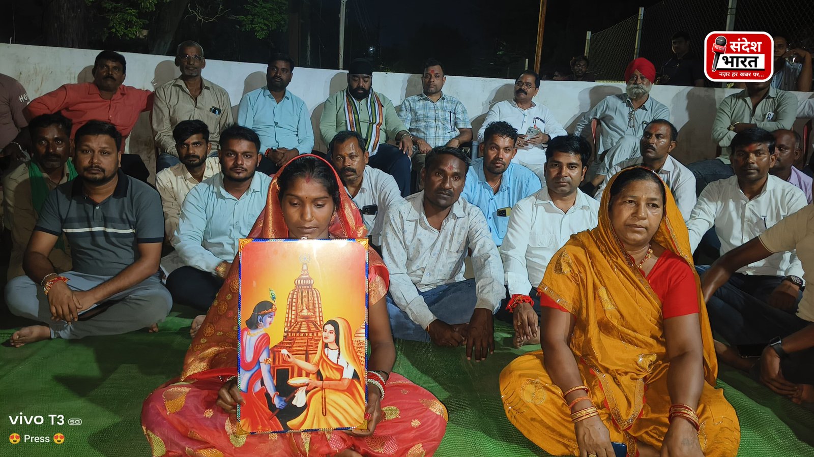 न्याय की मांग को लेकर थाना परिसर में धरने पर बैठे विधायक इंद्र साव