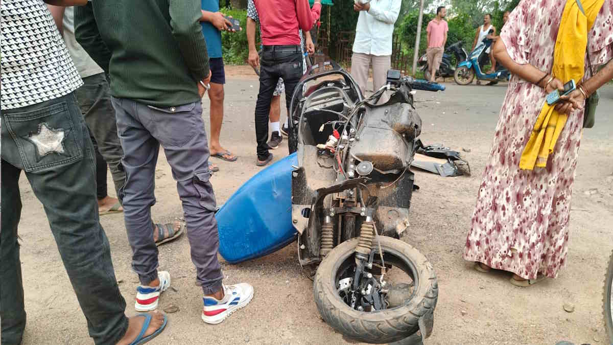 BREAKING NEWS : तेज रफ्तार ट्रेलर ने स्कूटी सवार पिता-पुत्र को रौंदा, मां गंभीर घायल...