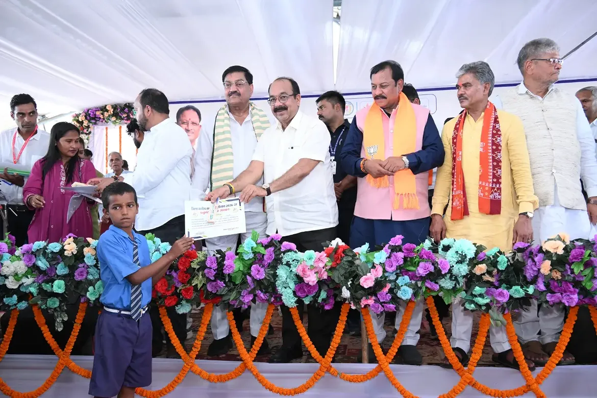 बेरला में जिला स्तरीय शाला प्रवेश उत्सव संपन्न, नवप्रवेशी विद्यार्थियों का तिलक लगाकर किया गया स्वागत