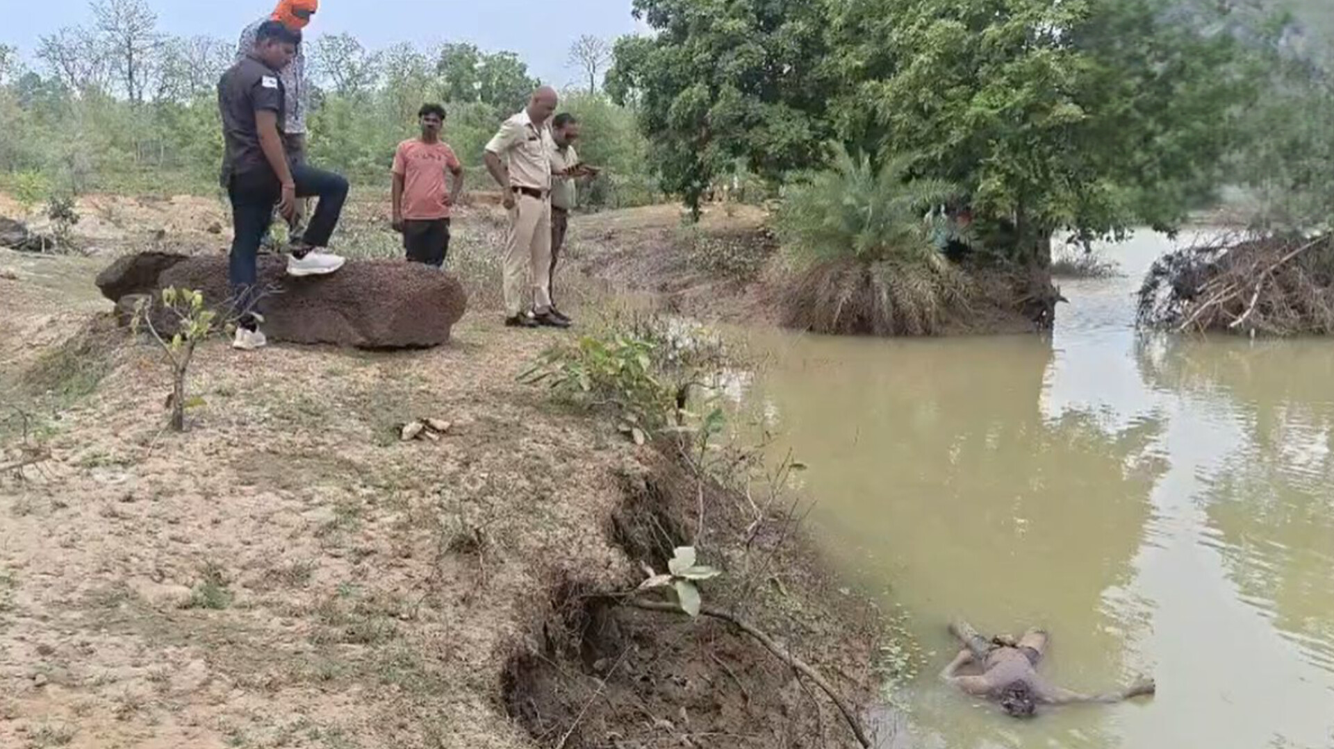 महासमुंद-राजिम मार्ग के सरगी नाला में मिला अज्ञात युवक का शव, जांच में जुटी पुलिस