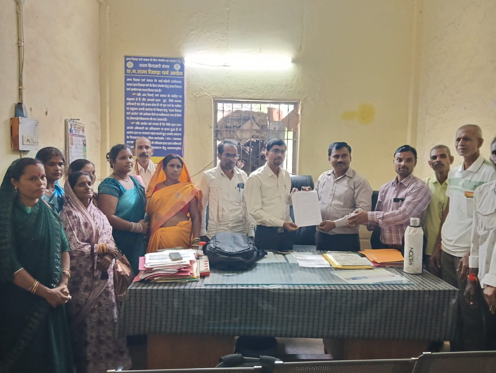 स्कूल सफाई कर्मचारियों के मानदेय भुगतान की मांग को लेकर सौंपा ज्ञापन