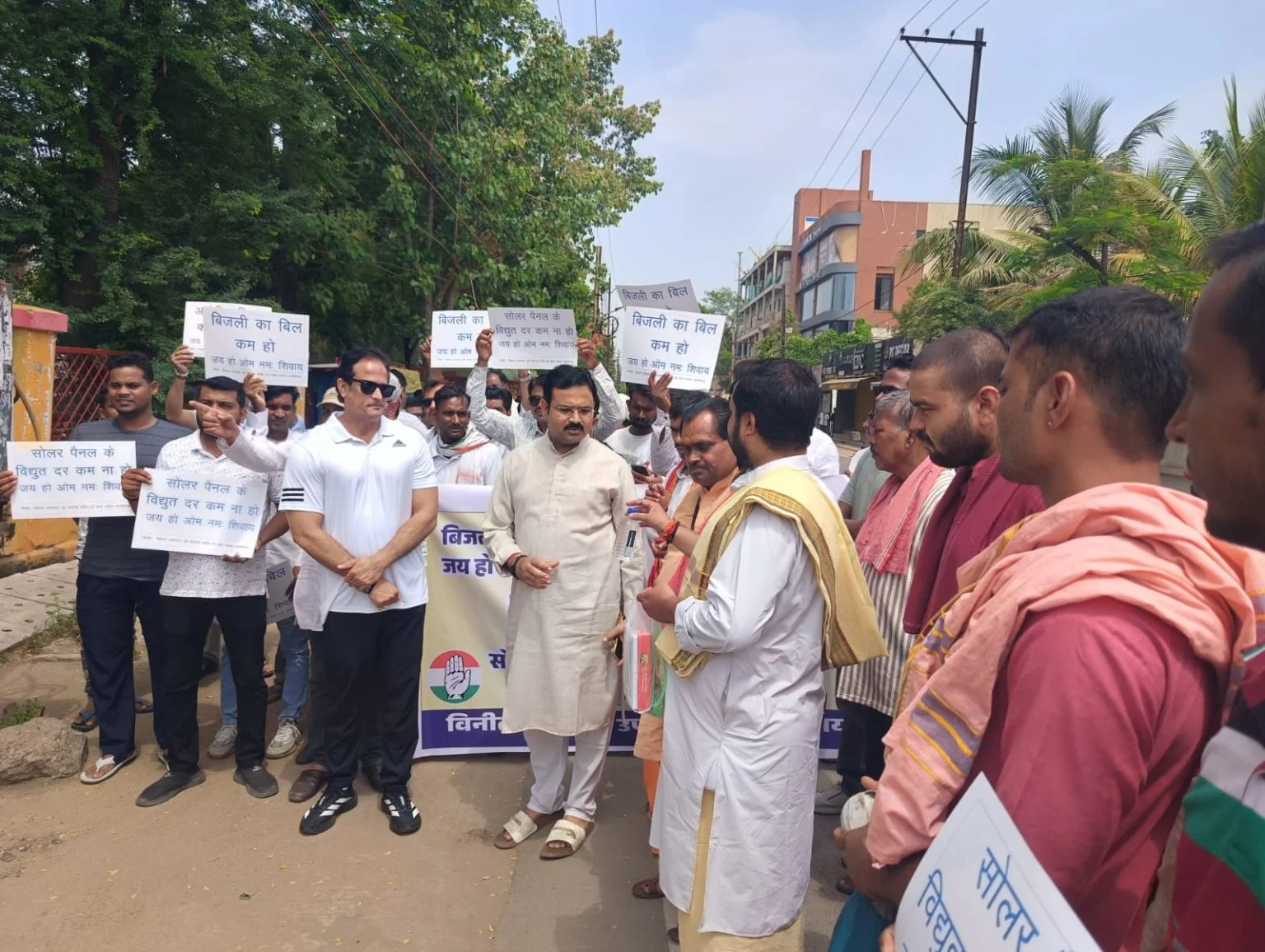 बिजली कटौती और बढ़े बिल के खिलाफ कांग्रेस का अनोखा प्रदर्शन, ट्रांसफार्मर की पूजा कर सरकार पर साधा निशाना