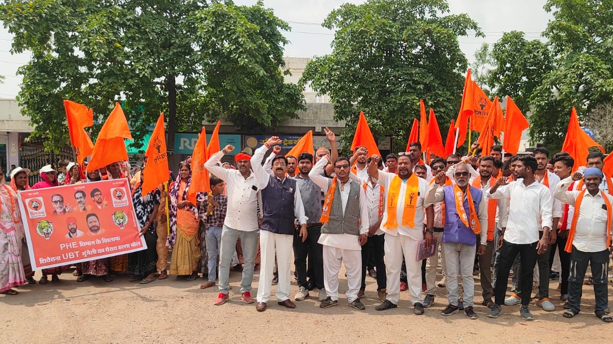 मुंगेली में पेयजल संकट को लेकर शिवसेना का PHE विभाग पर घेराव, 10 दिन का अल्टीमेटम