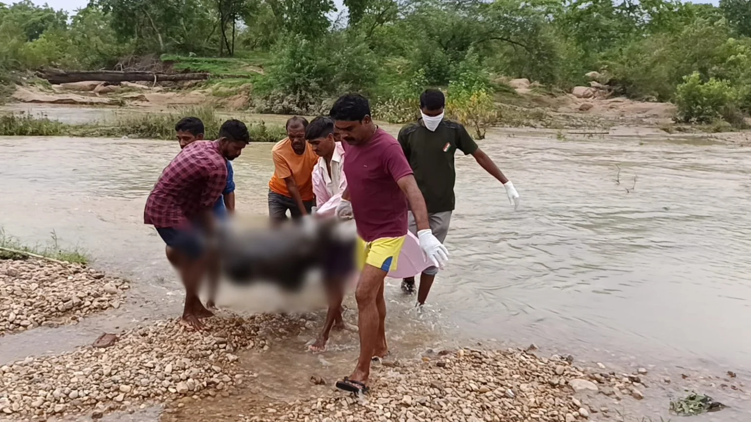 मछली पकड़ने गया ग्रामीण उफनते नाले में बहा, 48 घंटे बाद मिला शव