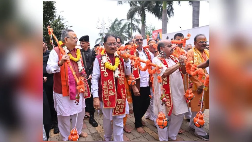 रायपुर में कांवड़ यात्रा में शामिल हुए CM विष्णु देव साय, भगवान शिव का किया रुद्राभिषेक